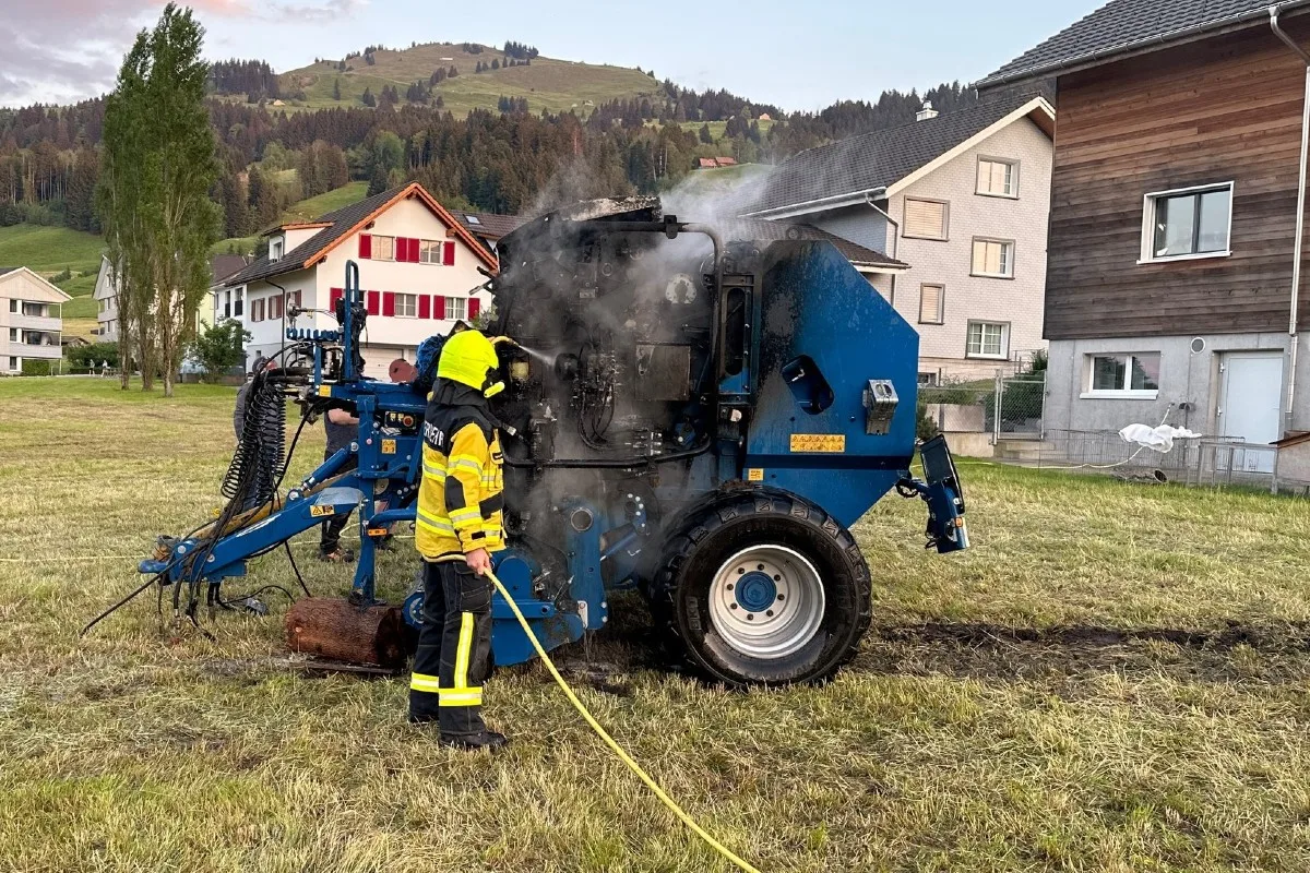 Eggerstanden AI - Brand von Rundballenpresse verursacht 80'000 Franken Sachschaden