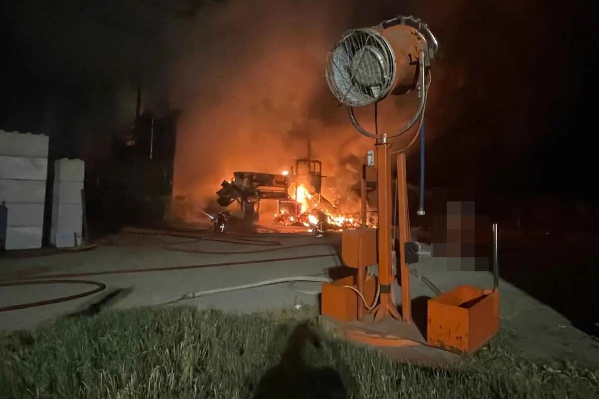 Kleindöttingen AG - Hoher Sachschaden nach Brand eines Holzschnitzellagers