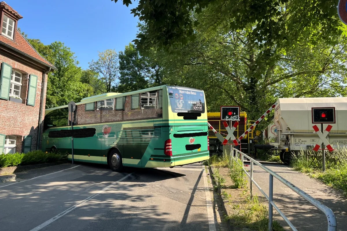 Unfall heute in Ratingen - Güterzug erfasst Reisebus