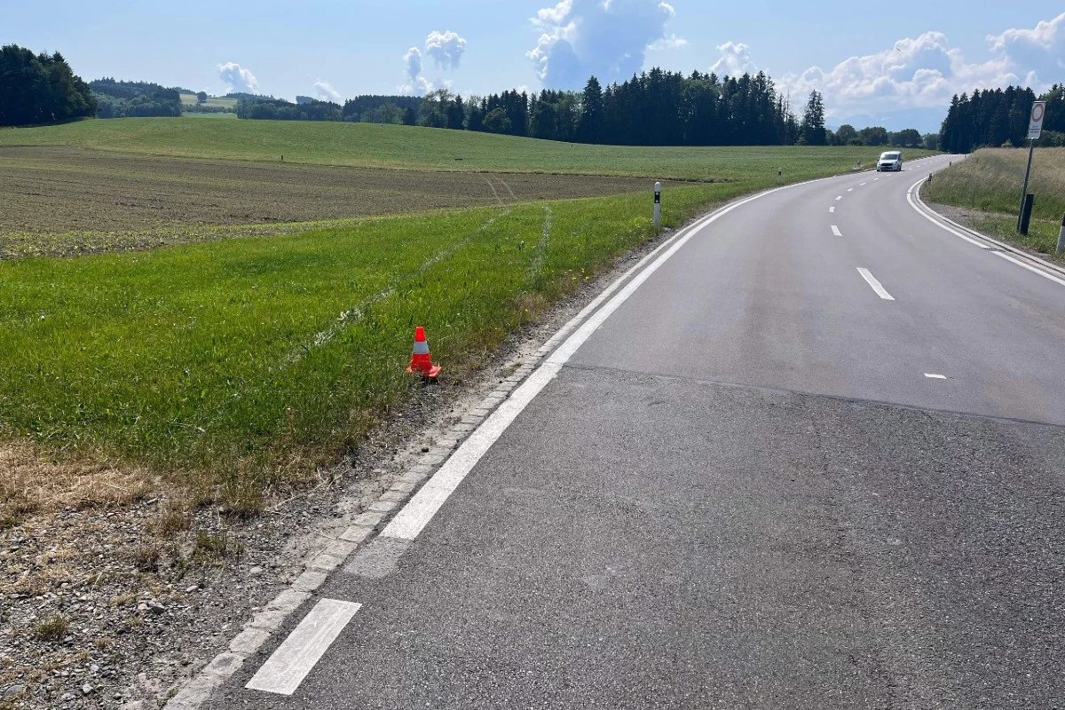 Waldkirch SG Stöcklenweg - Auto nach Unfall heute in Bachbett gelandet