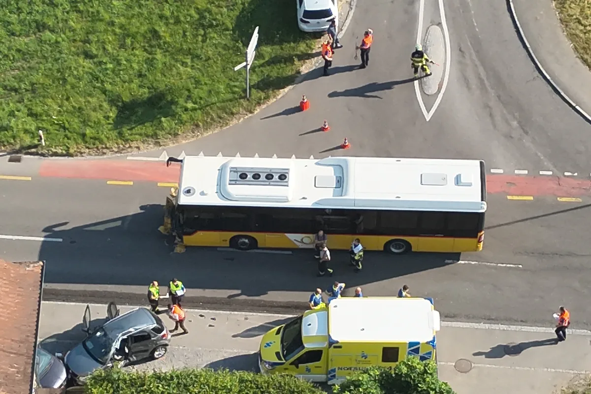 Unfall heute in Oberbüren SG - Schwerverletzte nach Kollision mit Postauto