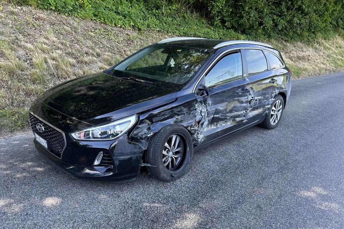 Unfall in Hendschiken AG - Lastwagen kippt eine Böschung hinunter 