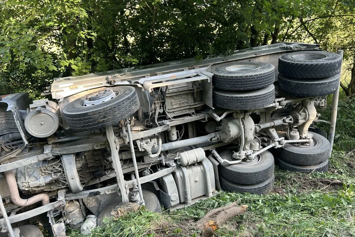 Unfall in Hendschiken AG - Lastwagen kippt eine Böschung hinunter 
