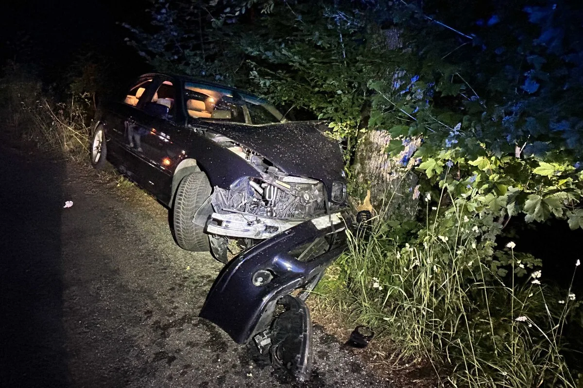 Unfall in Spreitenbach AG - Junglenker kollidiert frontal mit einem Baum