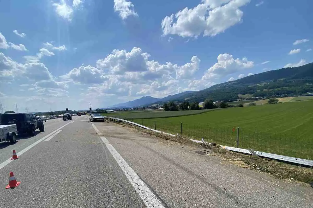 Auf der Autobahn A1 in Oberbipp SO mit der Randleiteinrichtung kollidiert