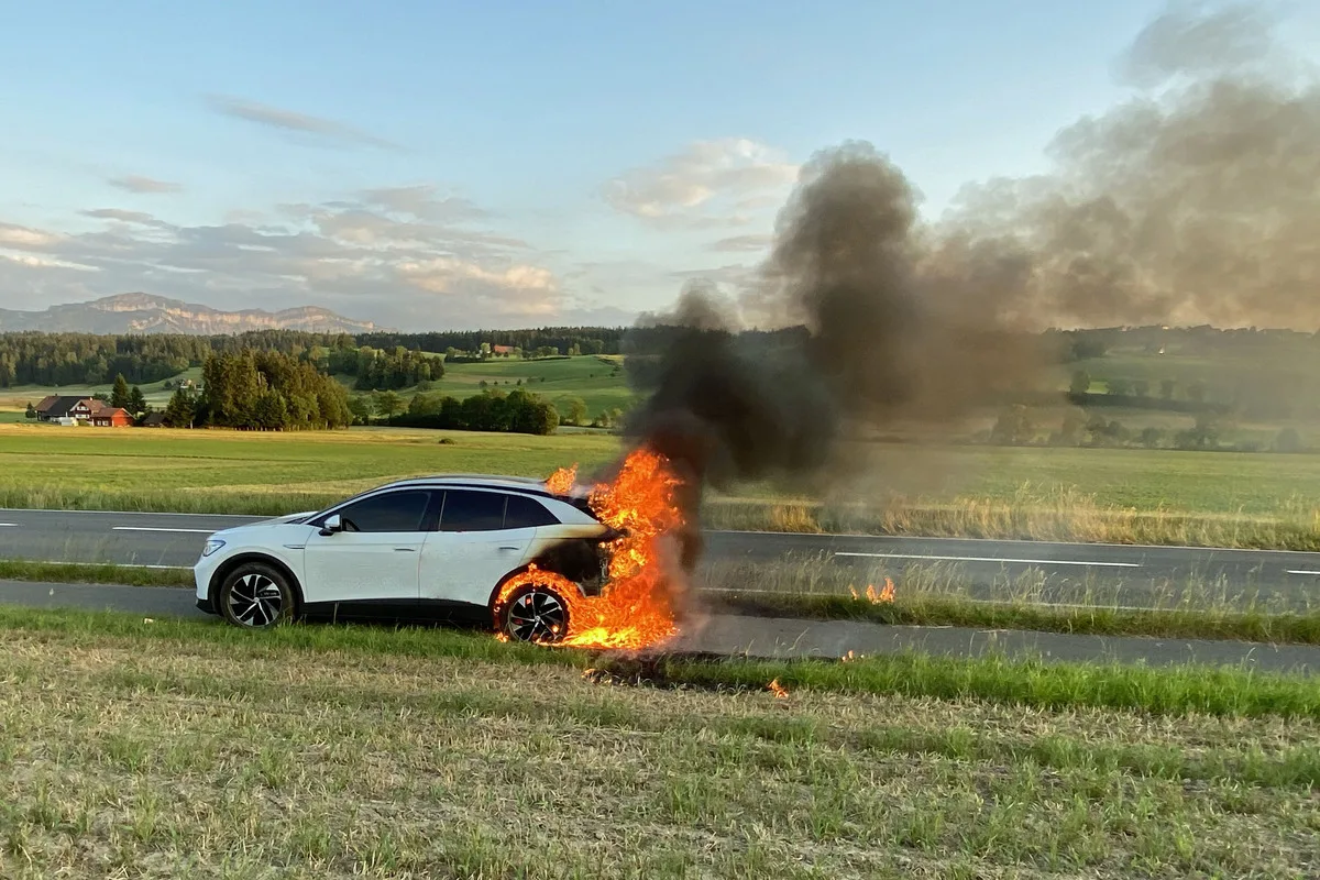 Ruswil LU – Auto auf der Kantonsstrasse in Flammen