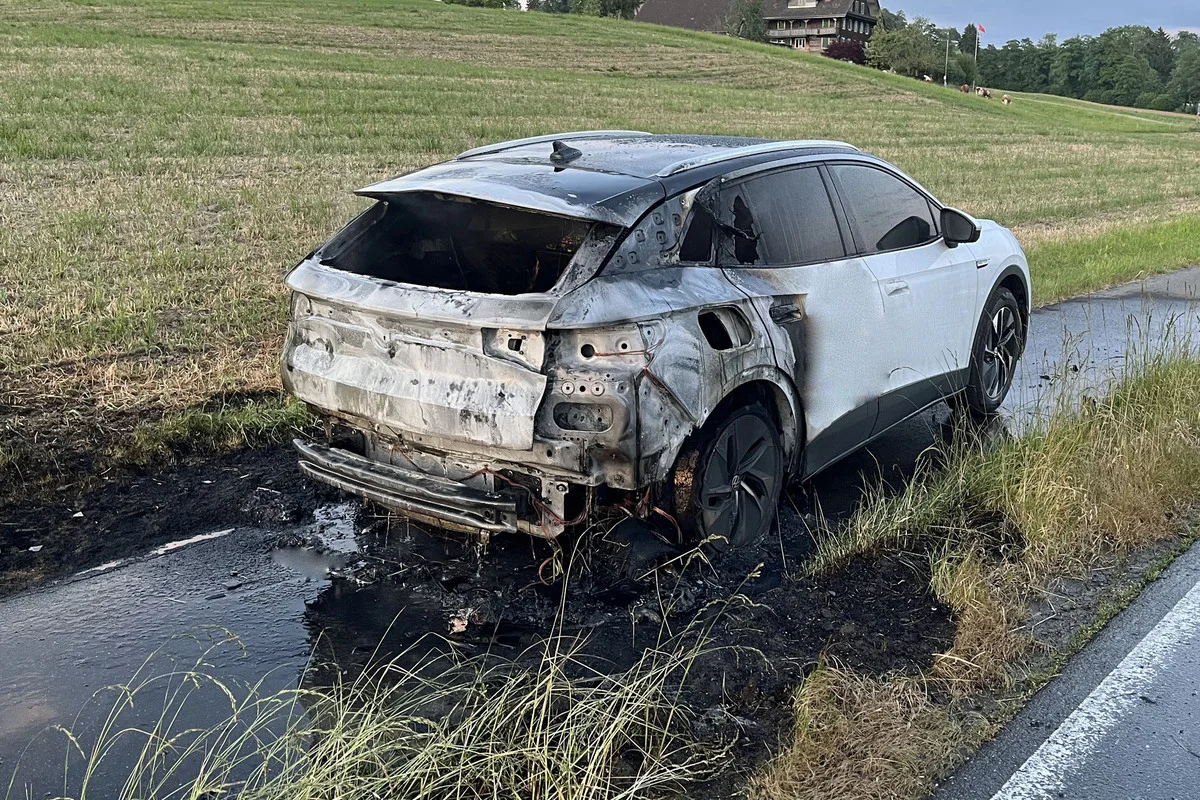 Ruswil LU – Auto auf der Kantonsstrasse in Flammen