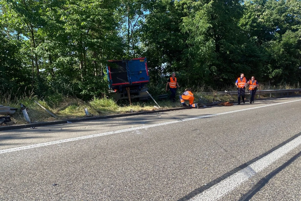 Hägendorf SO - Lastwagen durchbricht auf A2 Mittelleiteinrichtung und gerät auf Gegenfahrbahn