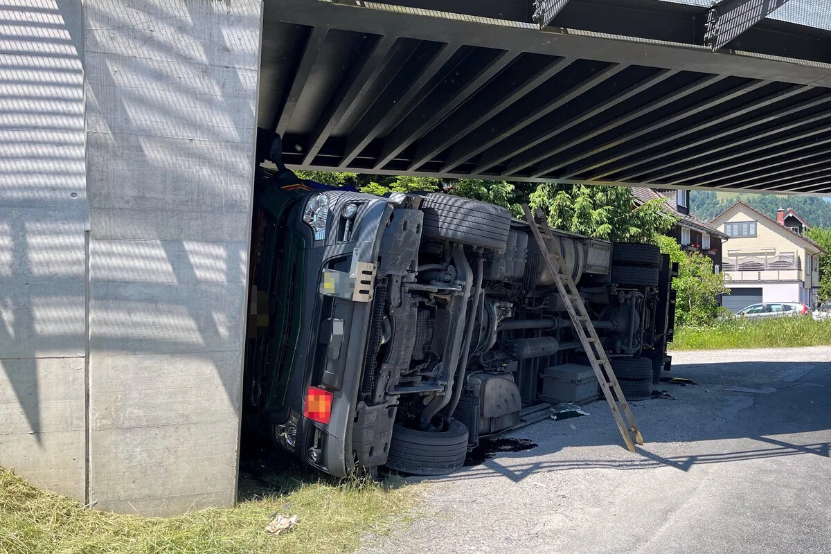 Verkehrsunfall in Wattwil SG – Lastwagen kollidiert mit Eisenbahnbrücke