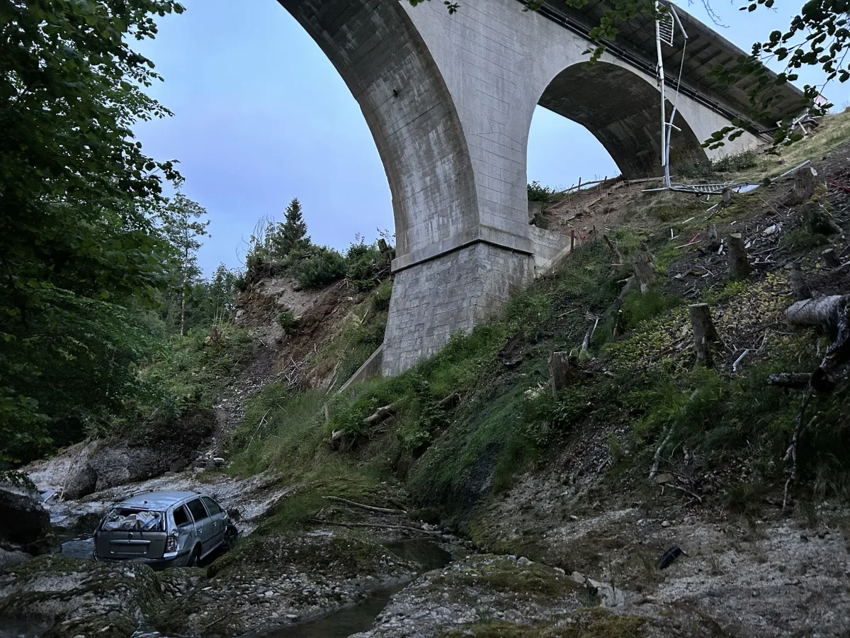  Horrorunfall in Ennetbühl SG - Skoda fliegt nach Unfall von der Brücke 20 Meter in die Tiefe