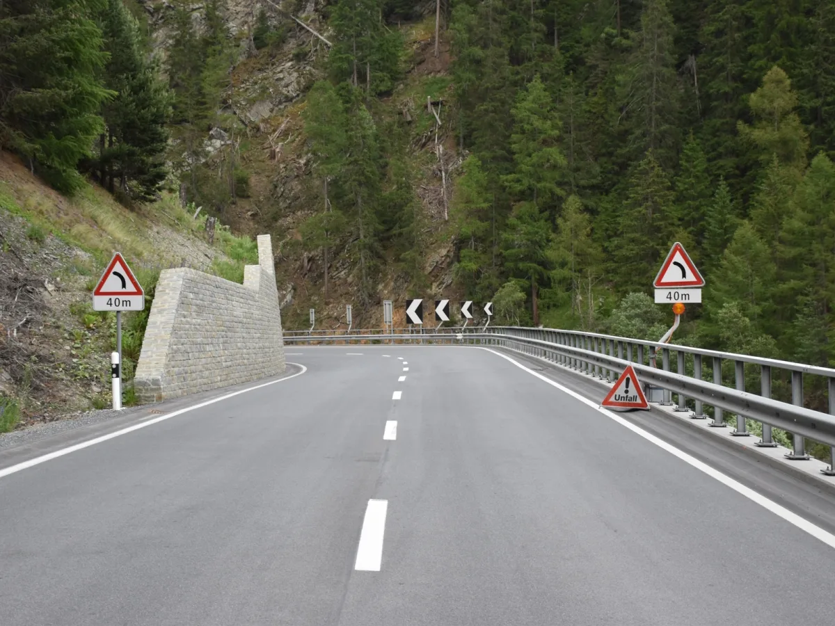 Müstair, Zernez und S. Antonio - Motorradfahrer nach Unfällen verletzt