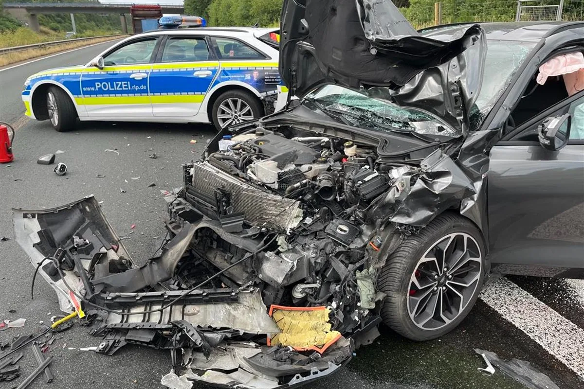 Unfall heute mit Polizeiauto in Laudert RP führt zu Kilometer langem Stau