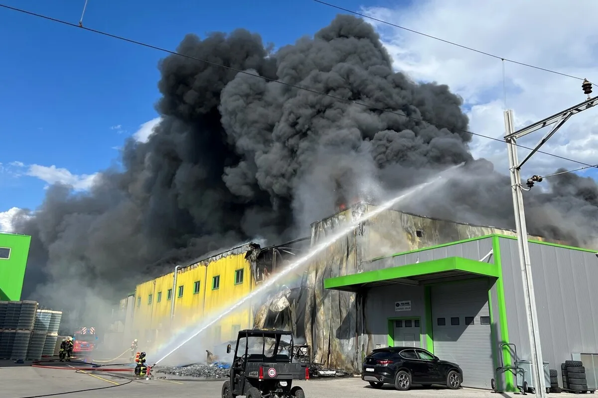 Vétroz VS - Grossbrand verwüstet eine Industriehalle