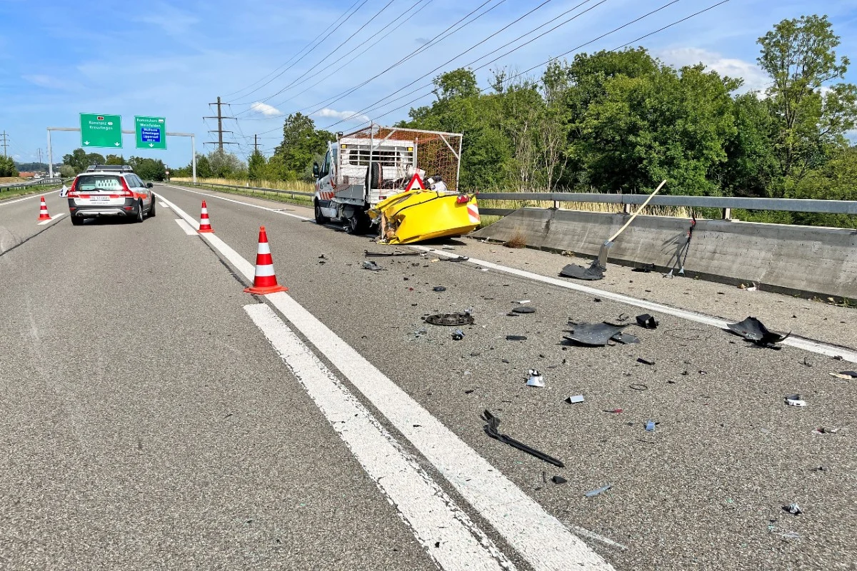 Unfall in Müllheim TG - In Strassenunterhaltsfahrzeug geprallt - Autobahn A7 gesperrt