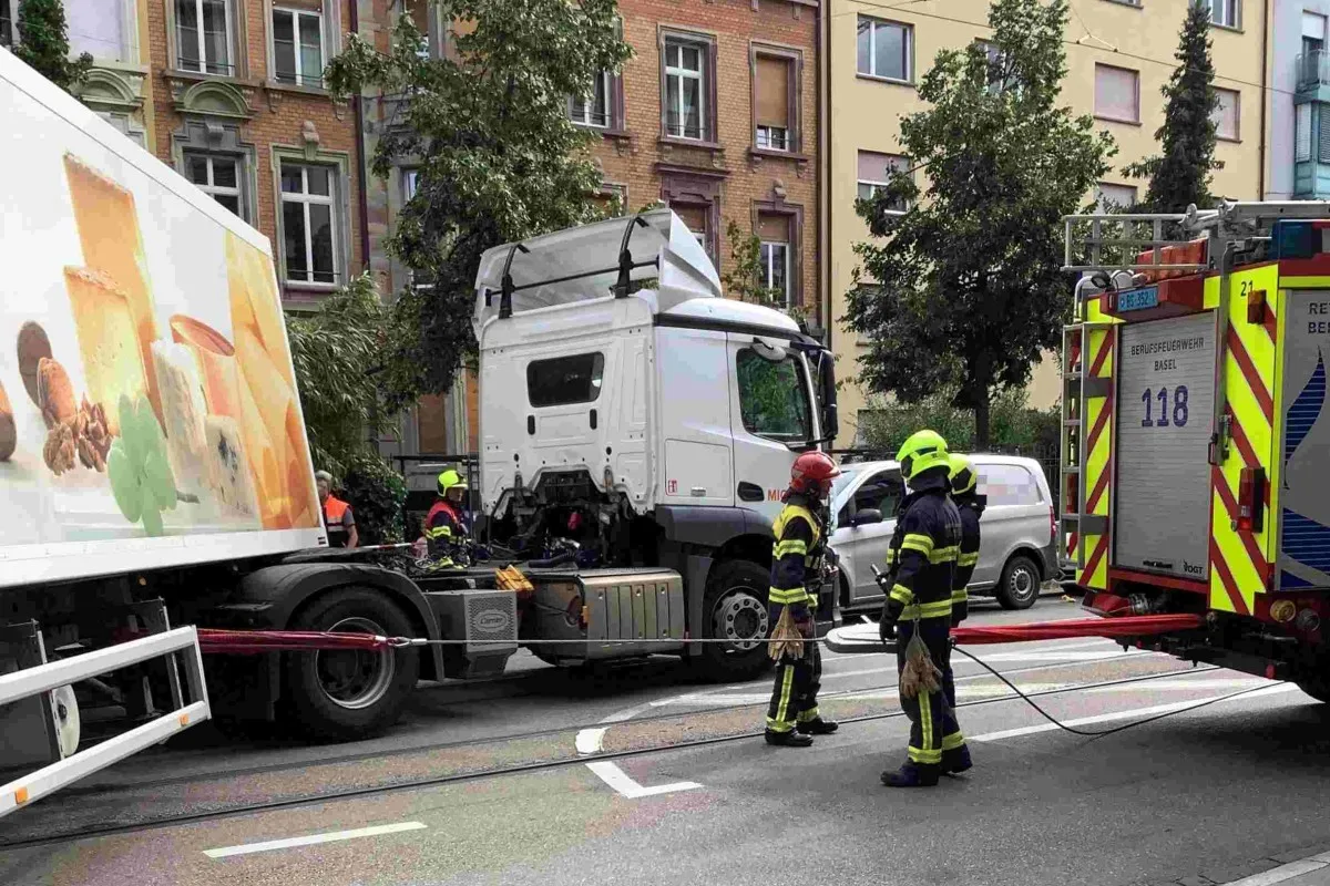 Basel - Kleine Lastwagenpanne verursacht langen Tramausfall und komplizierte Bergung