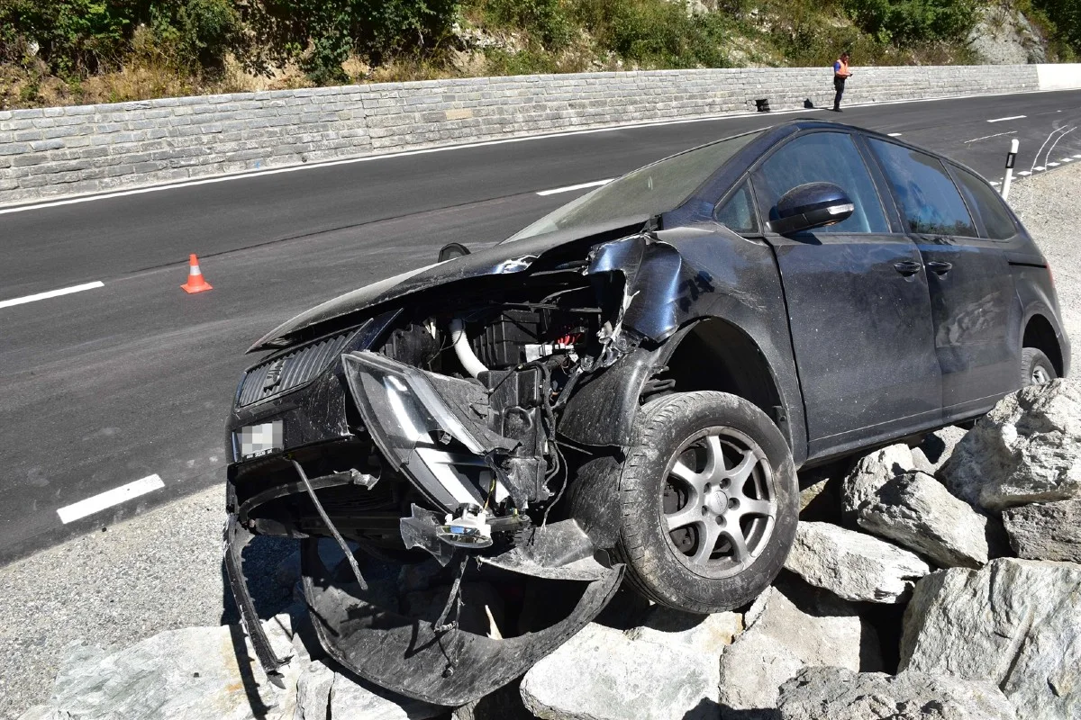 Brigels GR  - Autofahrerin nach Überholmanöver verunfallt und verletzt