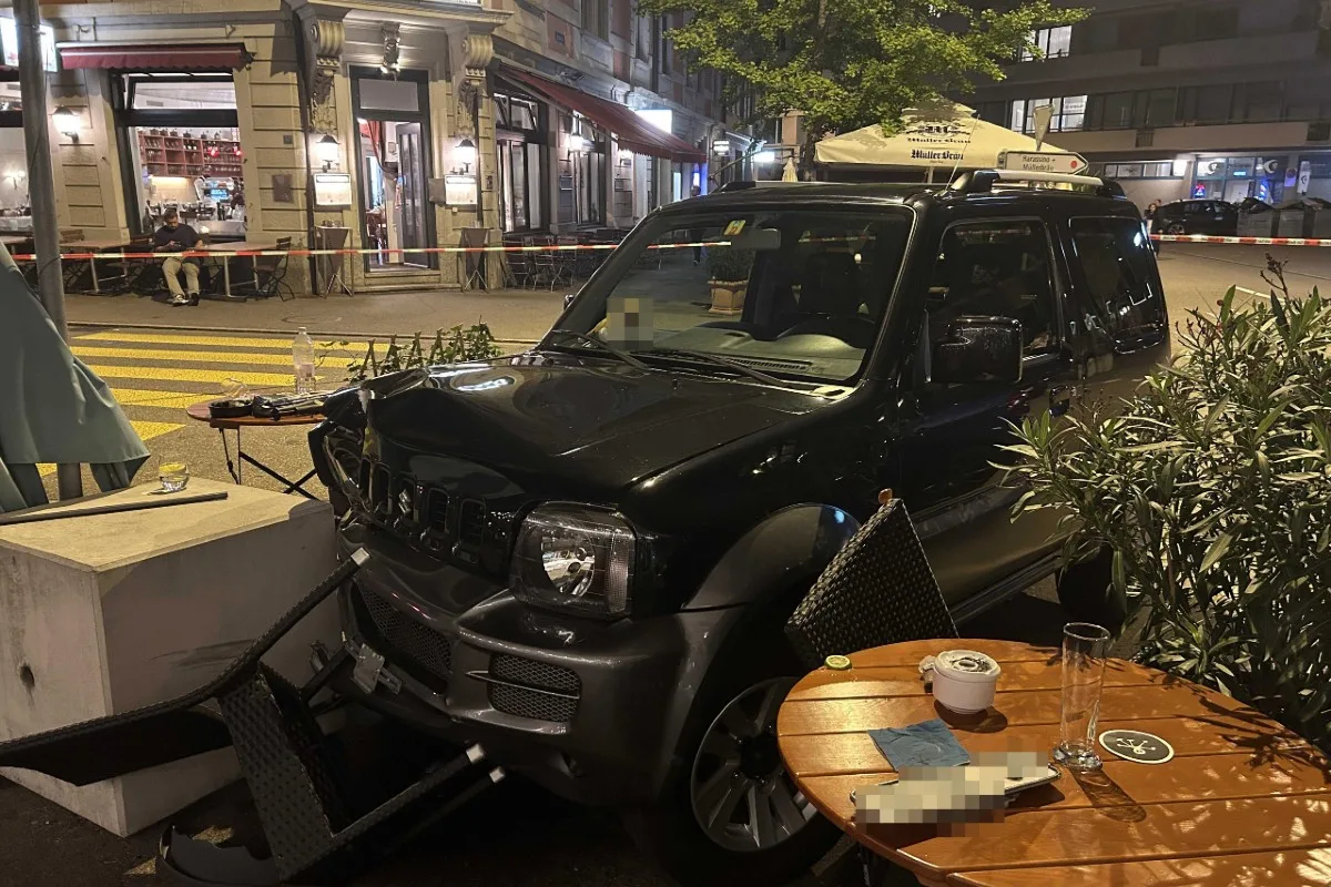 Baden AG - 86-Jähriger verliert Kontrolle über Suzuki und prallt in Betonblock - zwei Frauen in angrenzender Bar verletzt