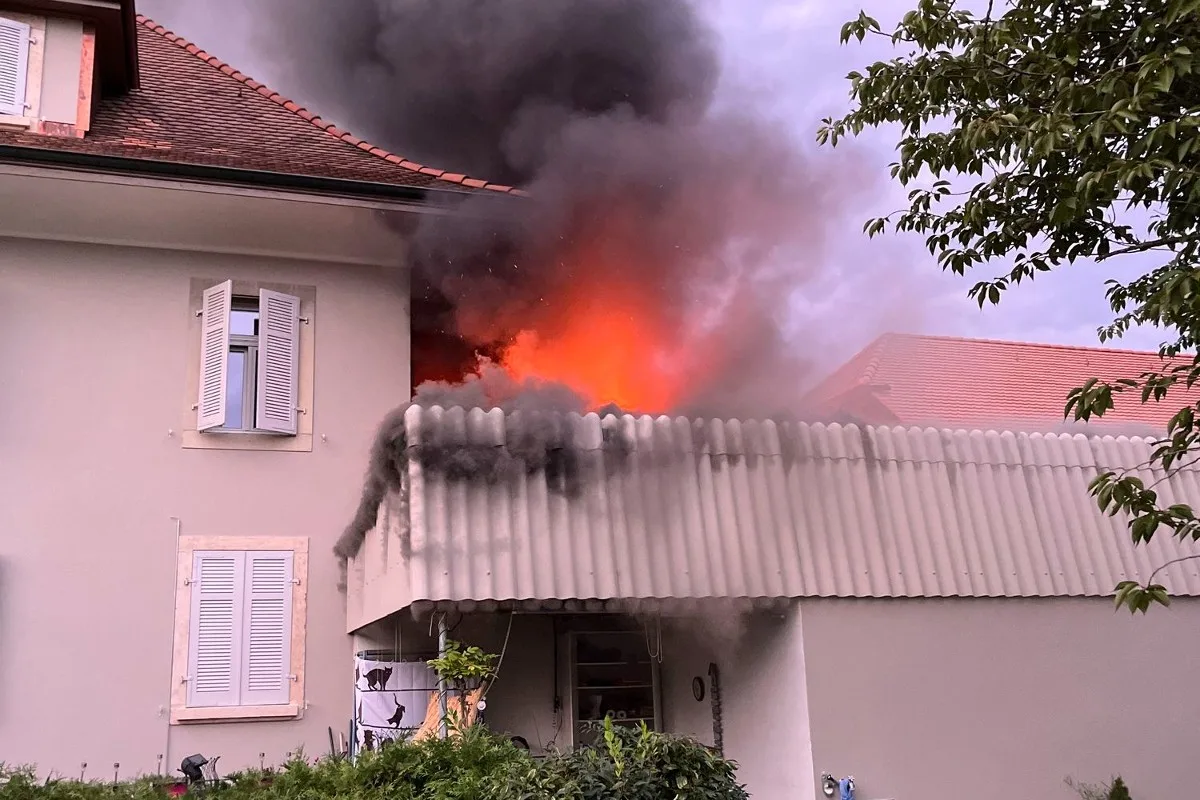 Breitenbach SO - Garagenbox in Vollbrand - Personen evakuiert