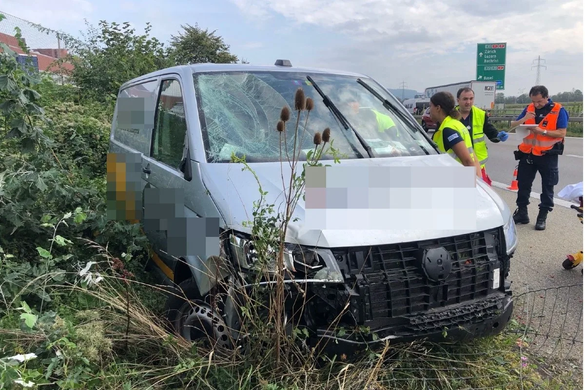 Neuendorf SO - Lieferwagen durchbricht Wildschutzzaun auf der A1