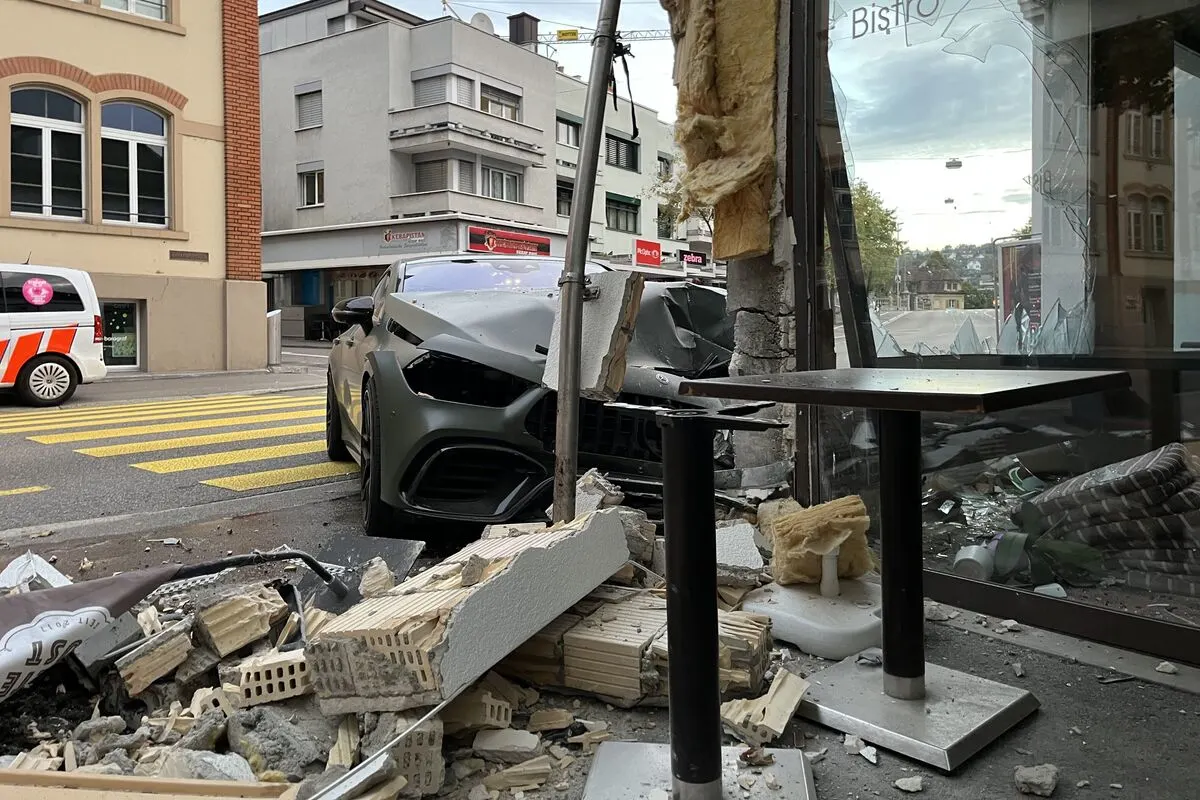 Unfall heute in Wohlen AG - Mercedes prallt heftig in ein Gebäude