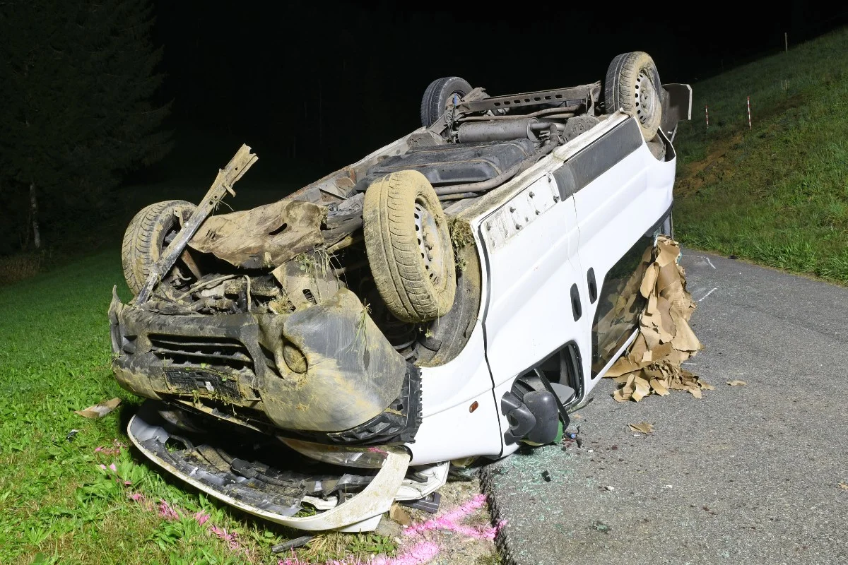 Willisau LU - Zwei Personen bei Selbstunfall gestern mit Lieferwagen verletzt