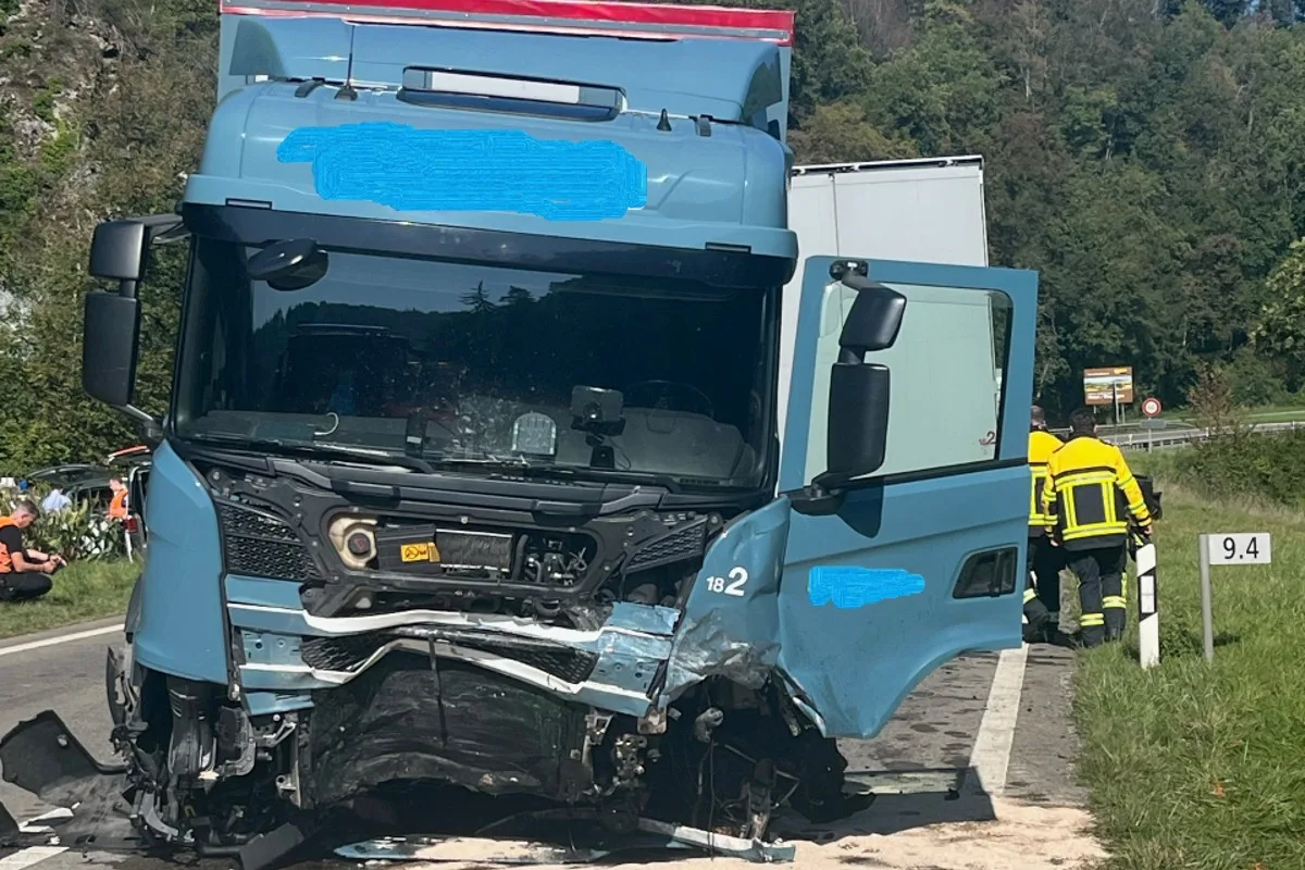 Horrorunfall in Thayngen SH - Autofahrer stirbt bei Frontalkollision mit Lastwagen