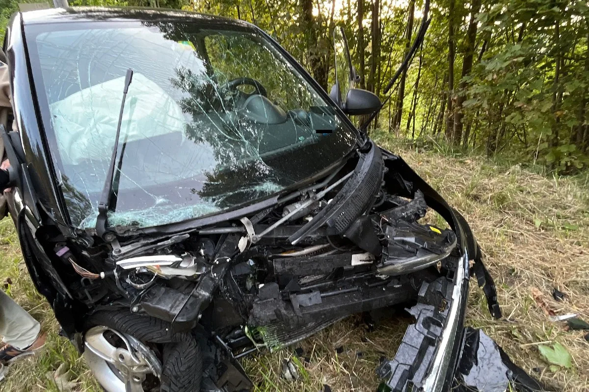 Unfall in Läufelfingen BL - Heftige Frontalkollision zwischen zwei Personenwagen – drei Personen schwer verletzt