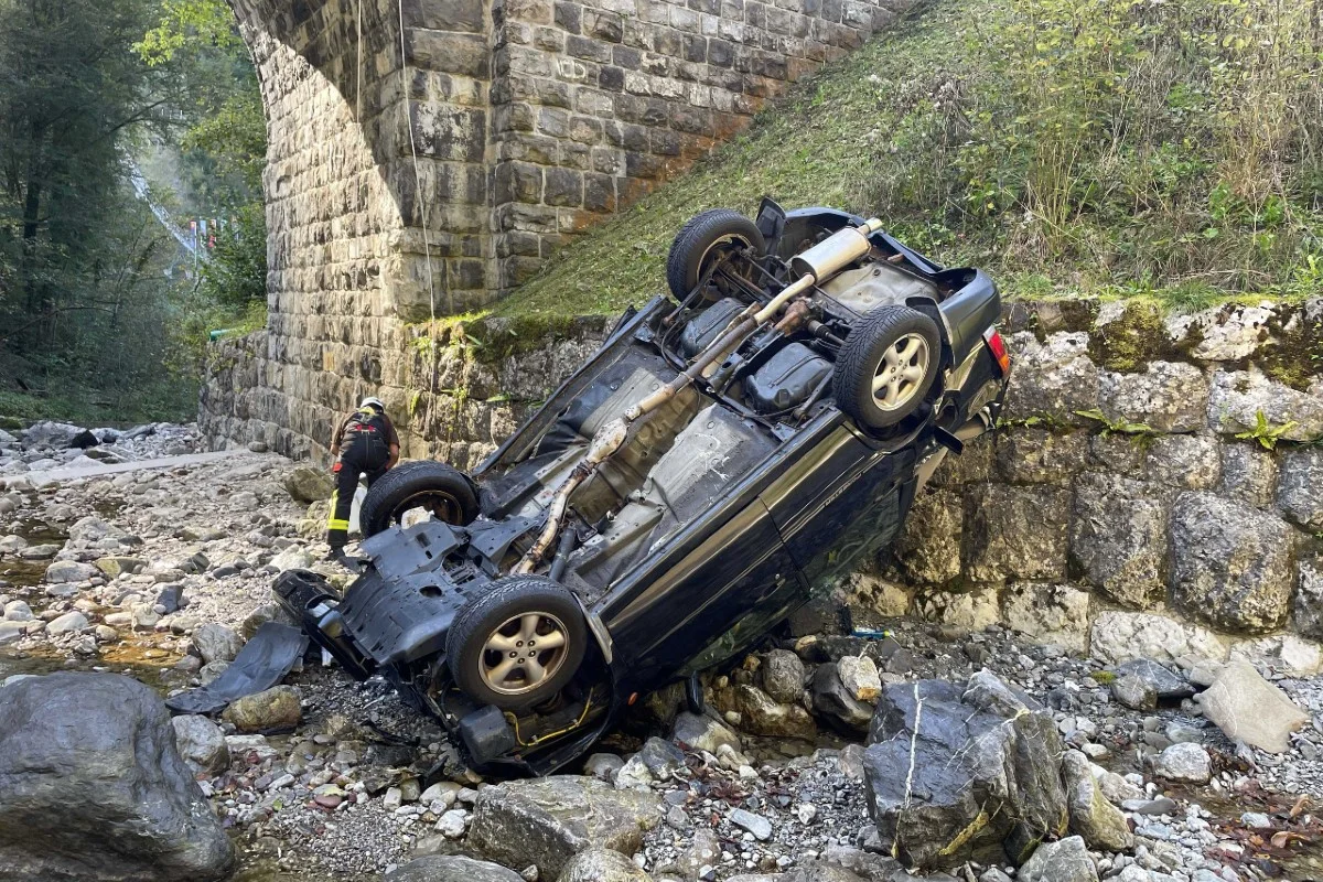 Schwyz - Beim Unfall heute ist ein Auto in einem Bachbett gelandet
