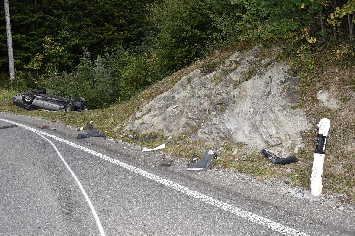 Trogen AR - Mercedes landet auf dem Dach 