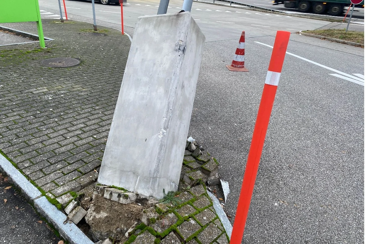 Fahrerflucht in Kappel SO -Rastplatz Gunzgen Süd: Fahrzeug kollidiert mit Betonelement 