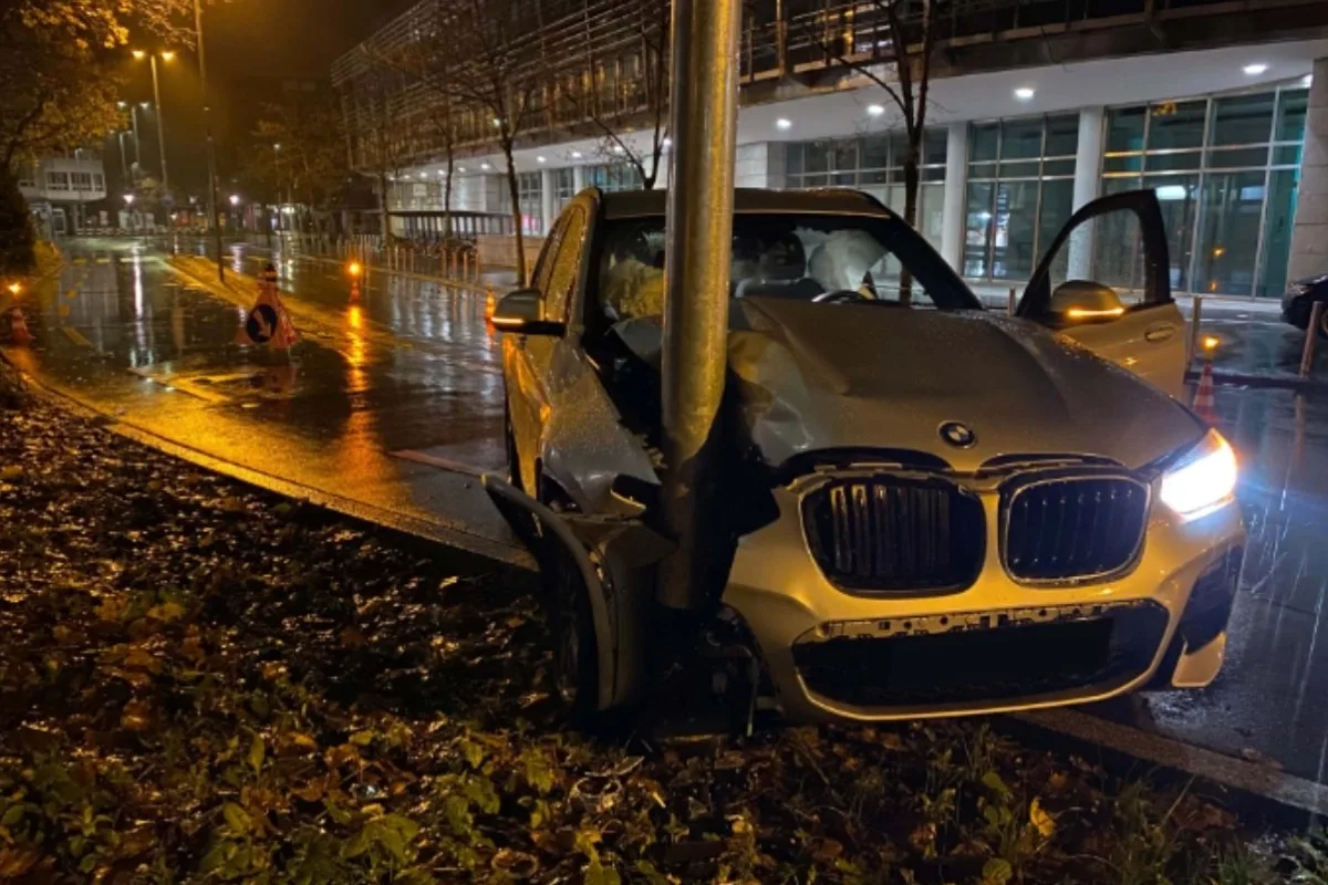 Unfälle im Kanton Zug -  Lichtsignalanlage umgefahren – Auto mit Lichtmasten verkeilt