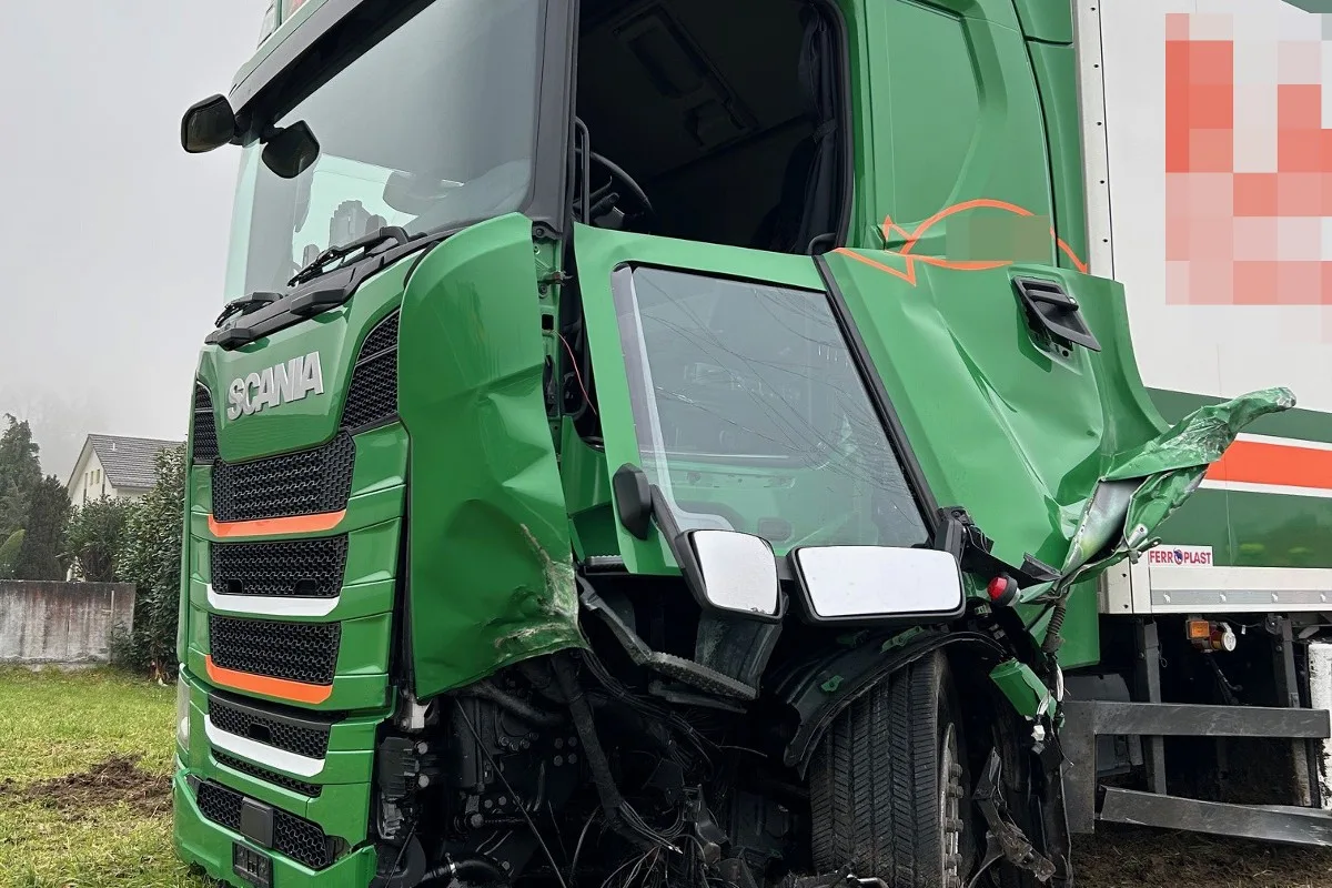 Horrorunfall auf der Wohlerstrasse in Waltenschwil AG endet tödlich - Strasse gesperrt