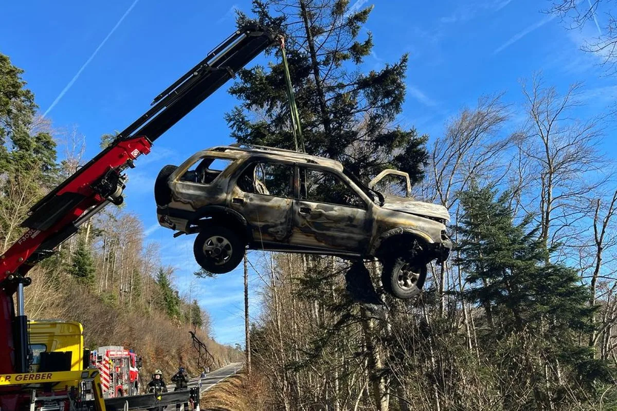 Challstrasse in Röschenz BL wegen Fahrzeugbrand gesperrt