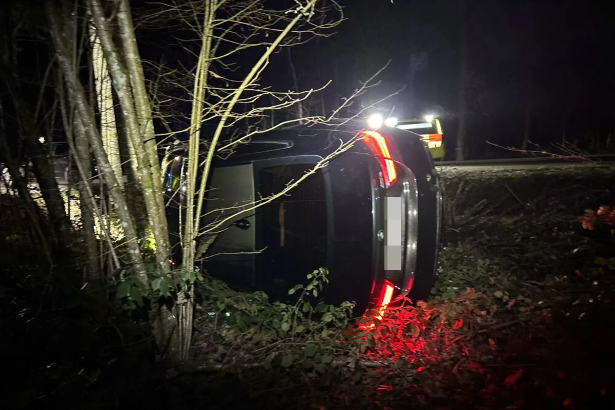 Sisseln AG - BMW überschlägt sich bei Unfall 