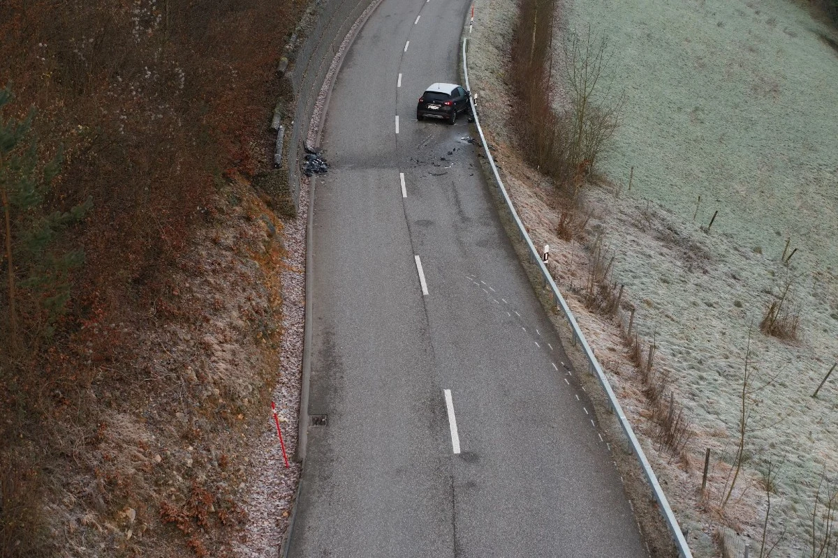 Lampenberg BL - Autofahrer nach Selbstunfall schwer verletzt - Hauptstrasse gesperrt
