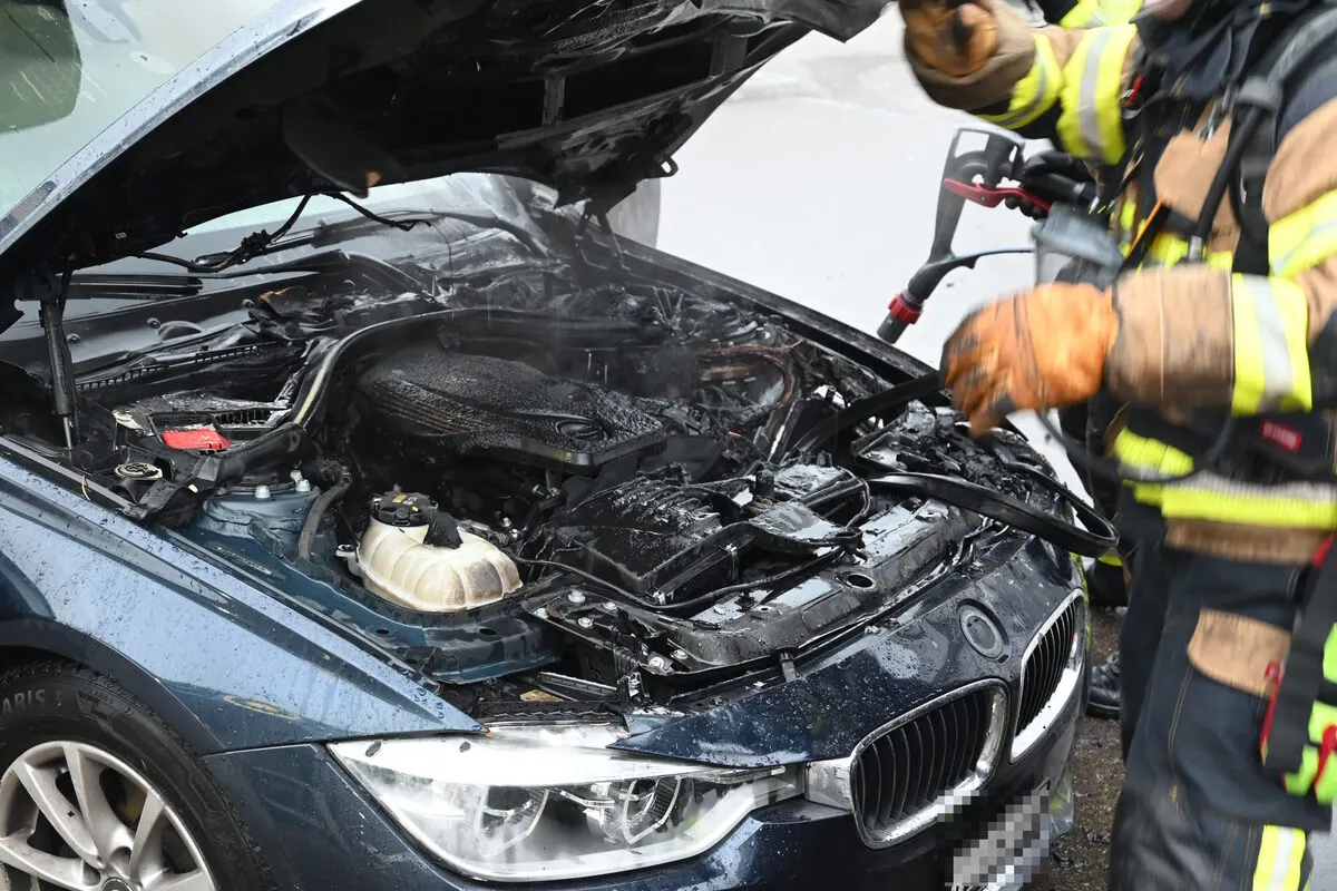 Oberbüren SG - Auto aufgrund eines technischen Defekts in Brand 