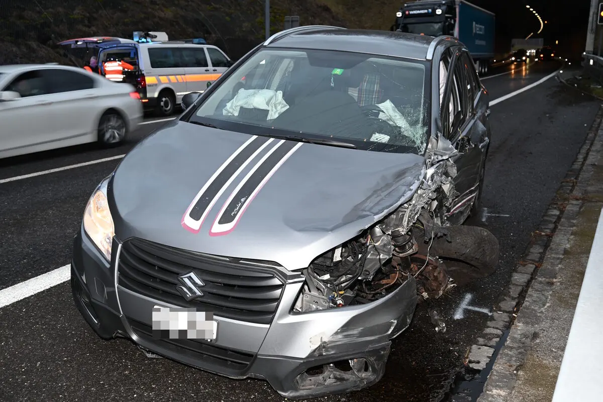 Wagen SG - Autostrasse A15 nach Frontalkollision gesperrt