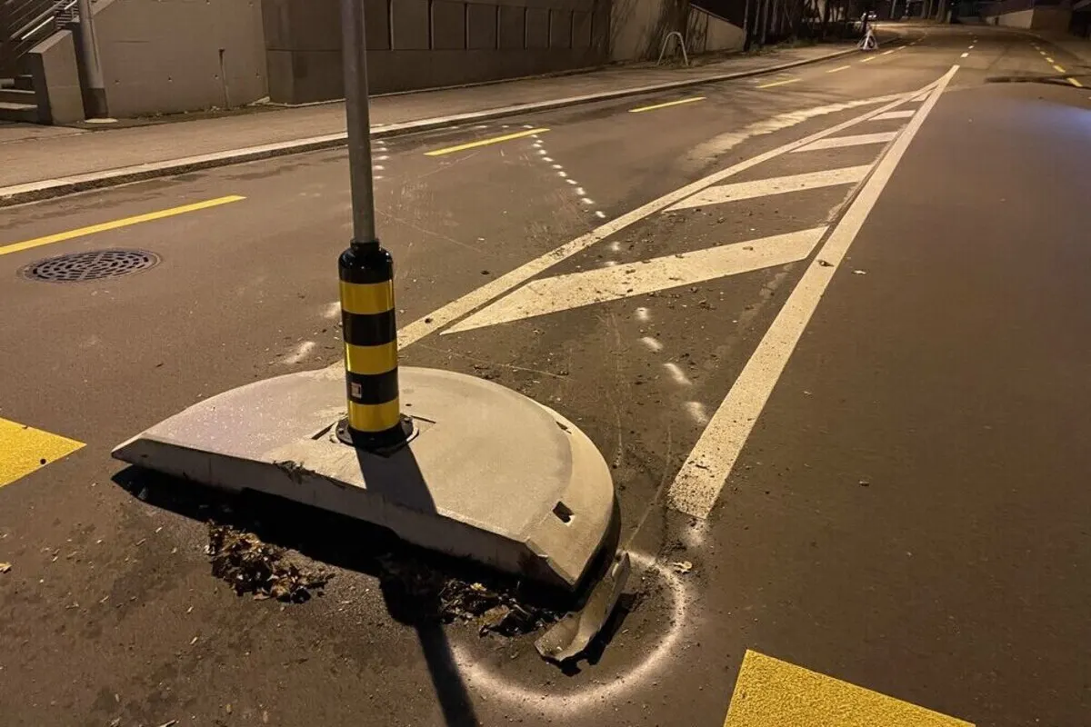 St.Gallen - Verkehrsteiler umgefahren und mit einer Signaltafel kollidiert
