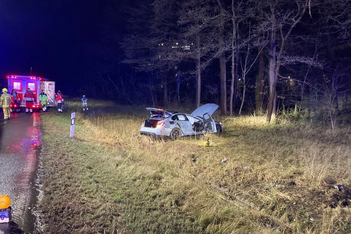 Hannover NI - Auto bei schwerem Unfall überschlagen