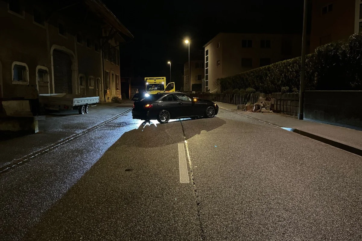 Strassensperrung in Laufen BL - Mit BMW in Mauer gekracht