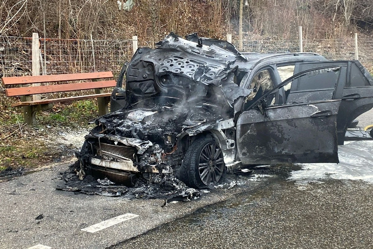 Reigoldswil BL - Mercedes brennt komplett aus