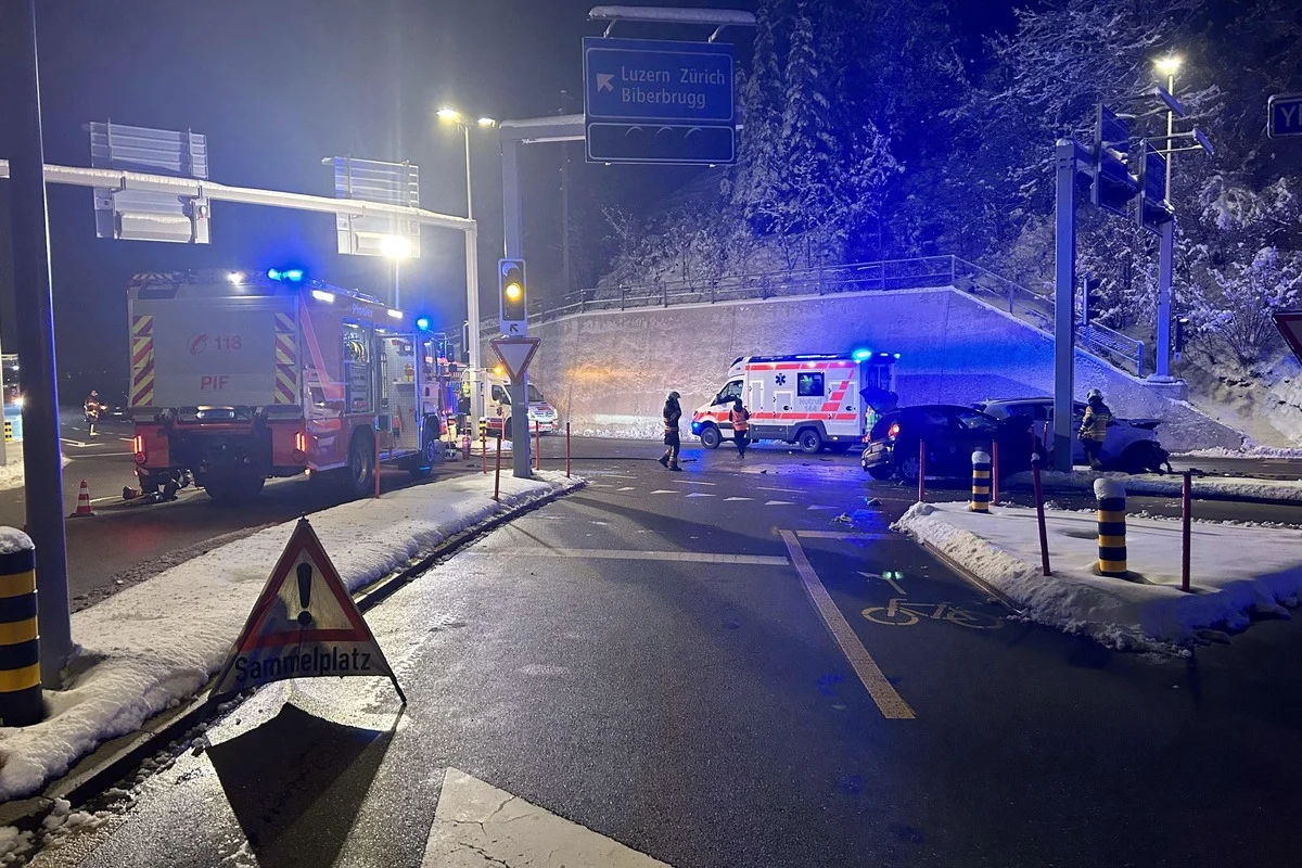 Heftiger Unfall in Einsiedeln SZ - Eine Person erheblich verletzt