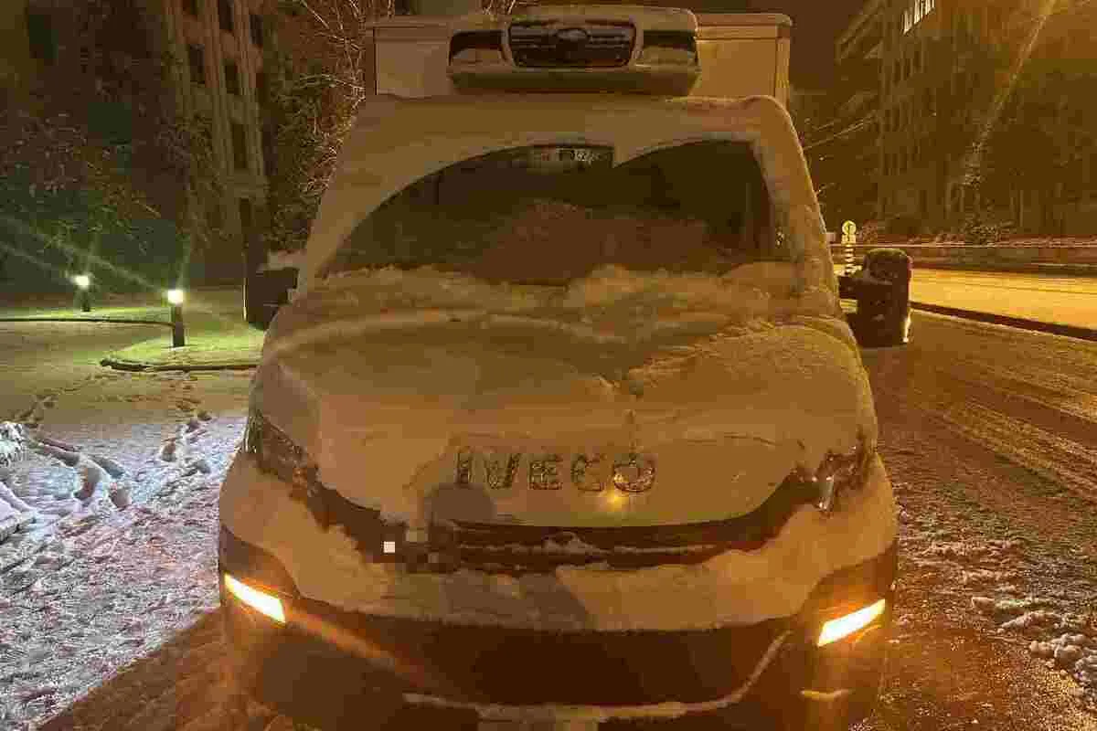 Basel - 30 Fahrzeuge ungenügend von Schnee befreit 