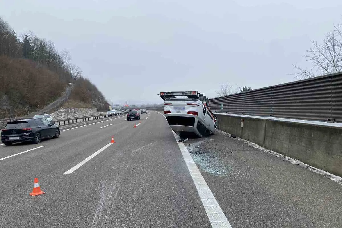 A1 bei Boningen SO - Anhänger überschlägt sich mit geladenem Auto