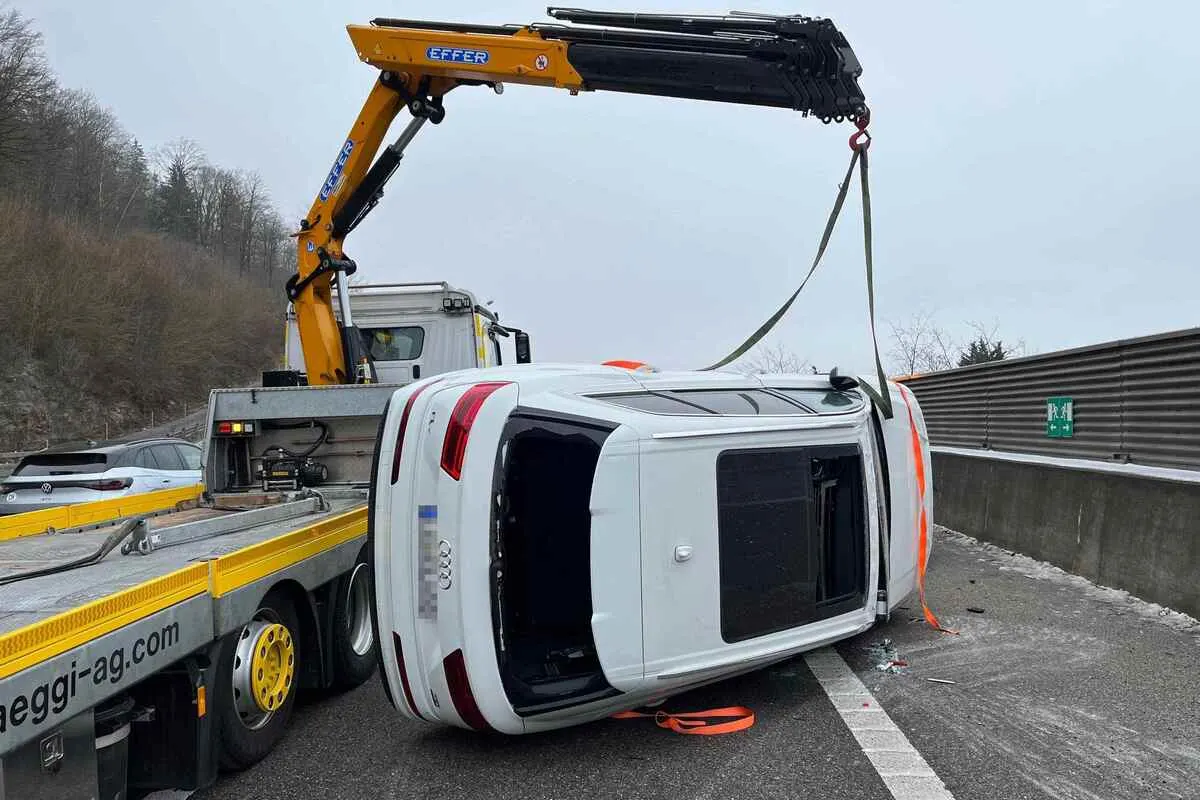 A1 bei Boningen SO - Anhänger überschlägt sich mit geladenem Auto