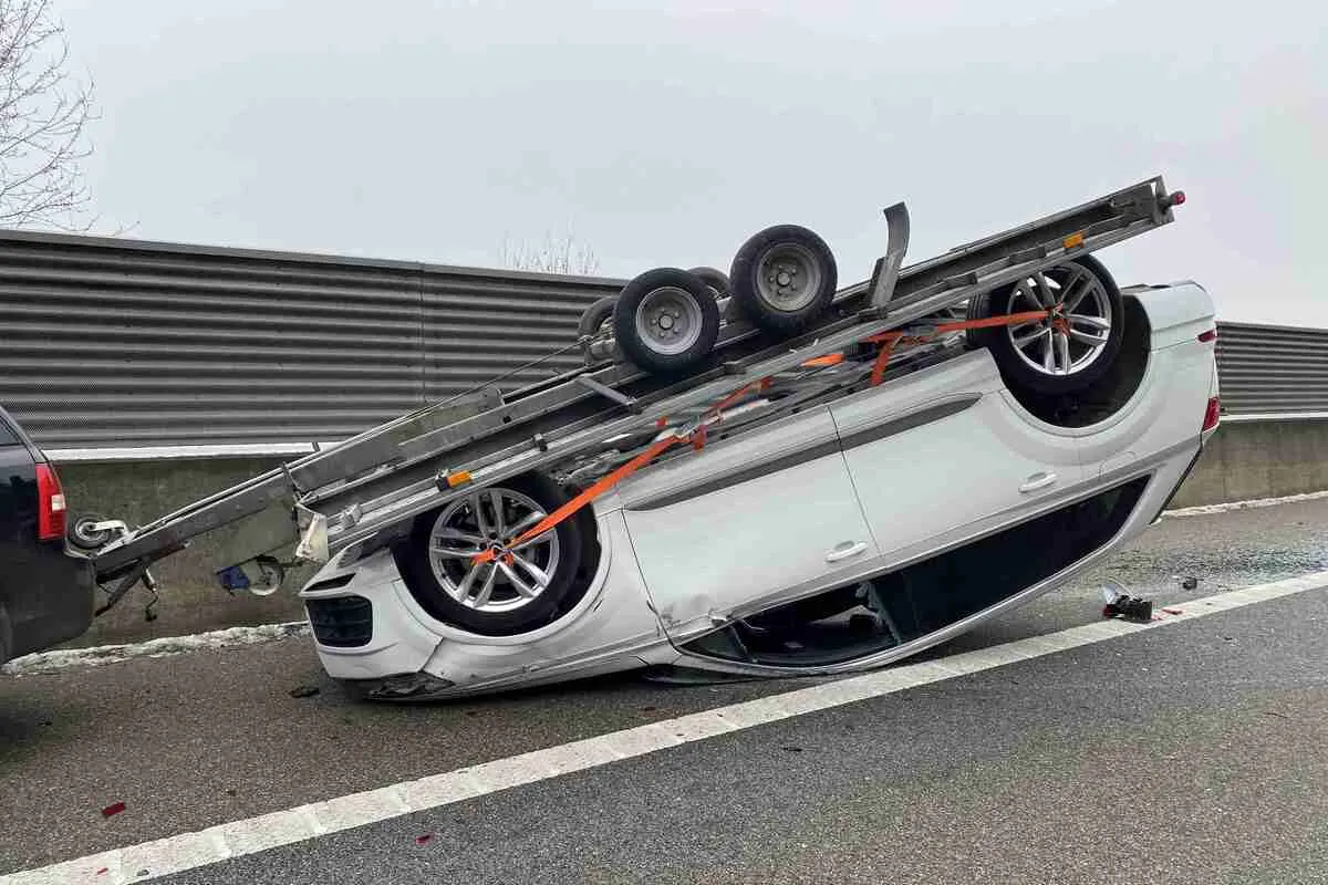 A1 bei Boningen SO - Anhänger überschlägt sich mit geladenem Auto