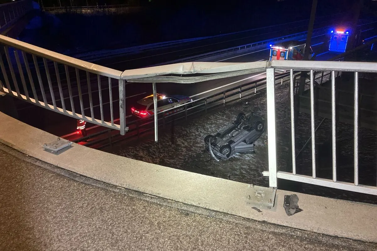 Bilten GL - Auto stürzt bei Unfall mehrere Meter tief