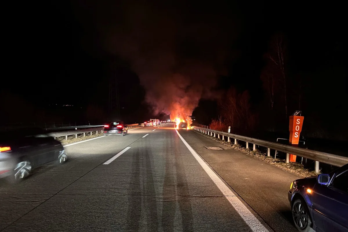 Sennwald SG - Auto auf der A13 in Brand geraten