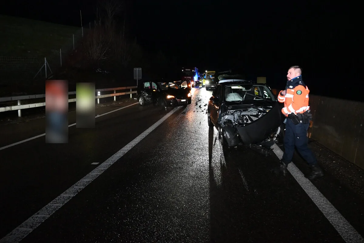 Bazenheid SG - Autobahn nach Unfall mehrere Stunden gesperrt 