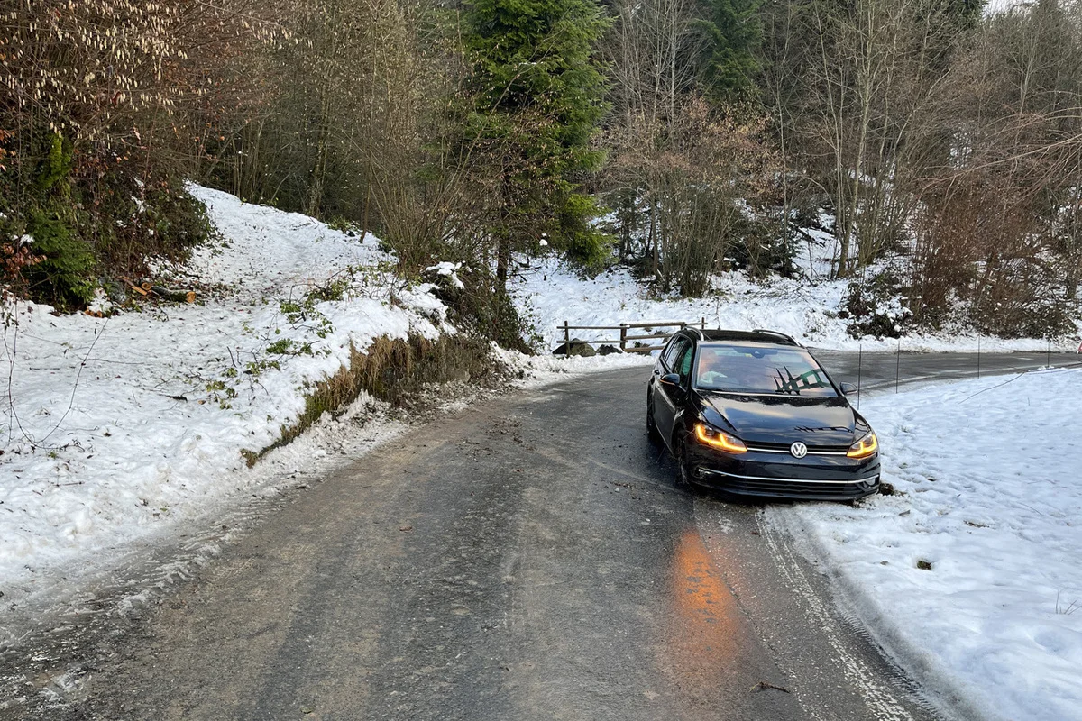 Kanton Luzern - Mehrere Verkehrsunfälle auf teils vereisten Strassen
